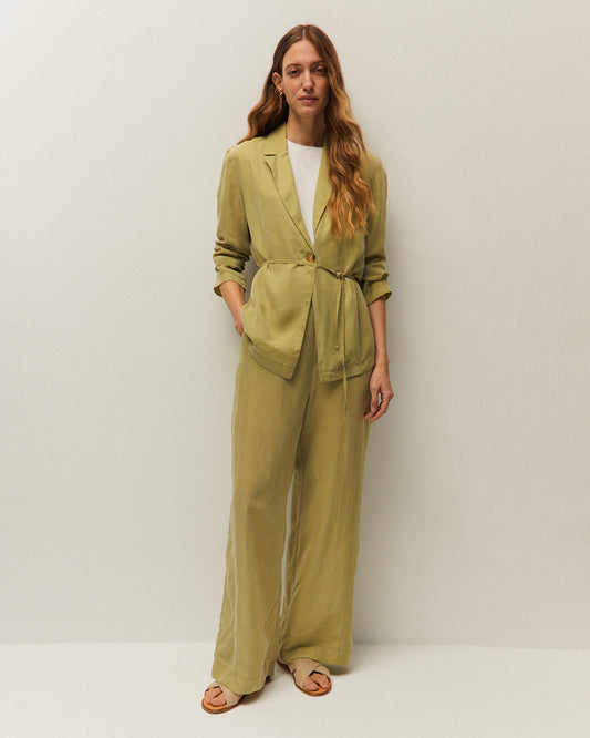 Tailleur verde in cupro fluido con giacca e pantalone