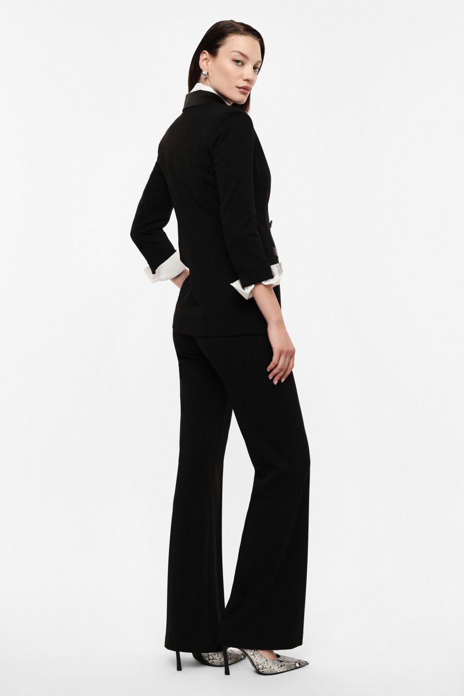 Tailleur nero con blazer doppiopetto e pantaloni svasati