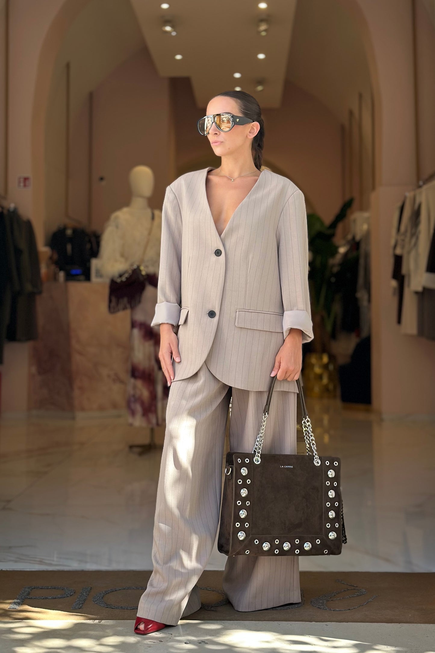 Tailleur grigio fango gessato con giacca oversize monopetto e pantalone palazzo