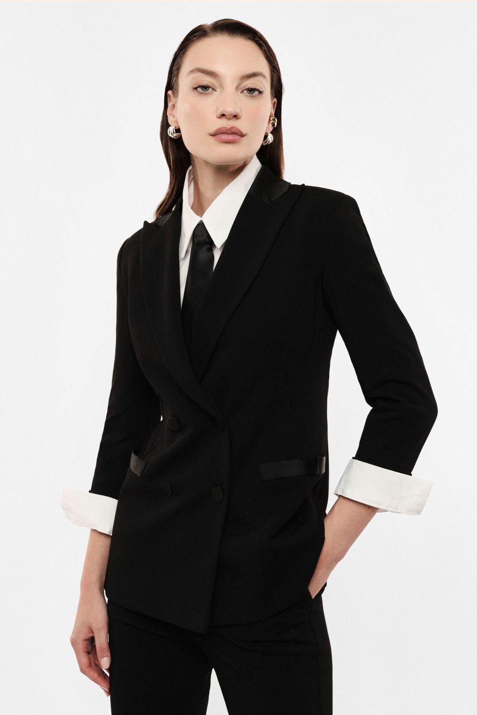 Tailleur nero con blazer doppiopetto e pantaloni svasati