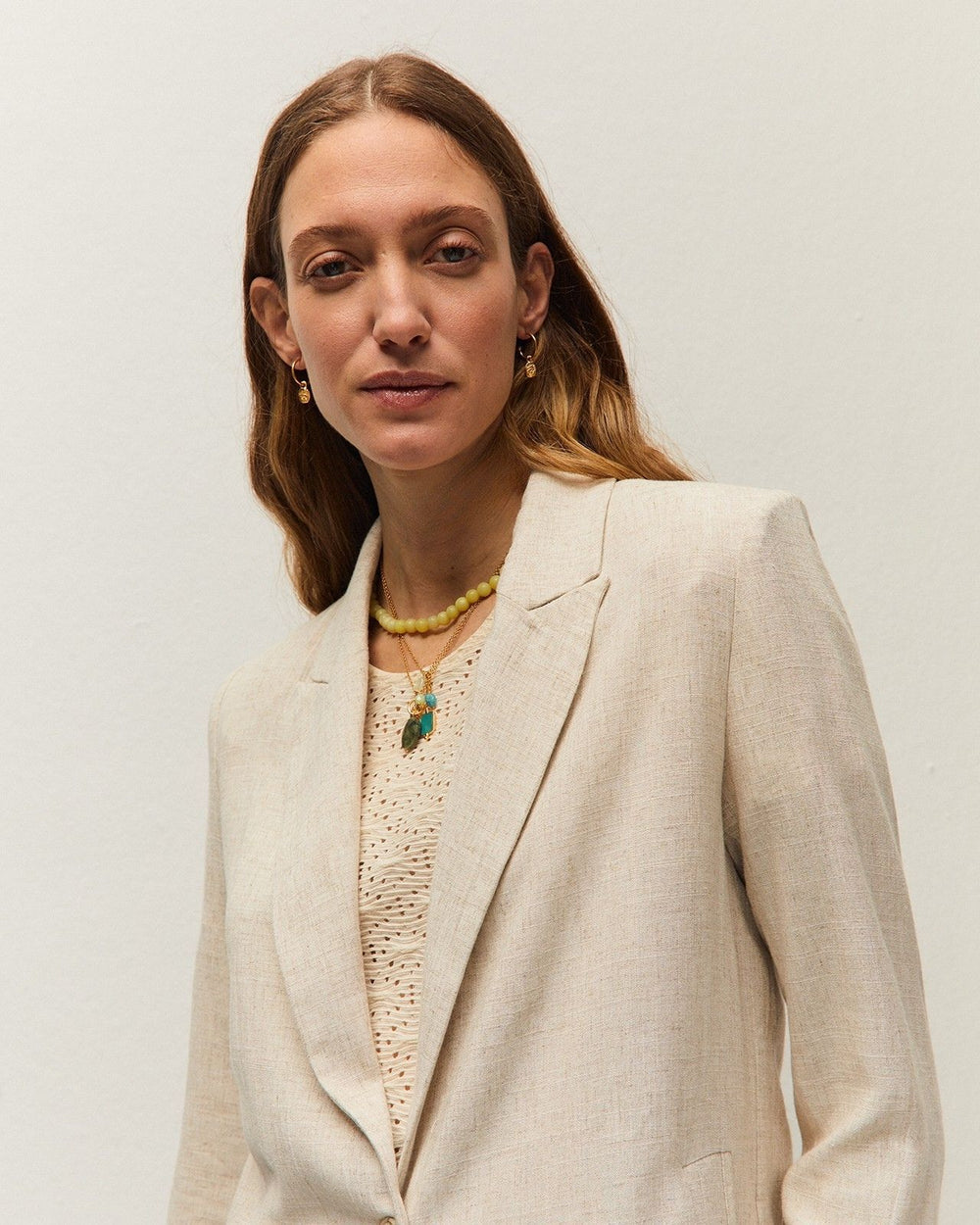 Tailleur beige in lino con giacca fluida e pantalone dritto
