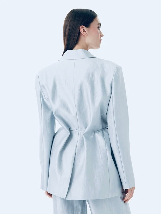 Tailleur giacca over celeste con cinturino in vita e pantalone a palazzo