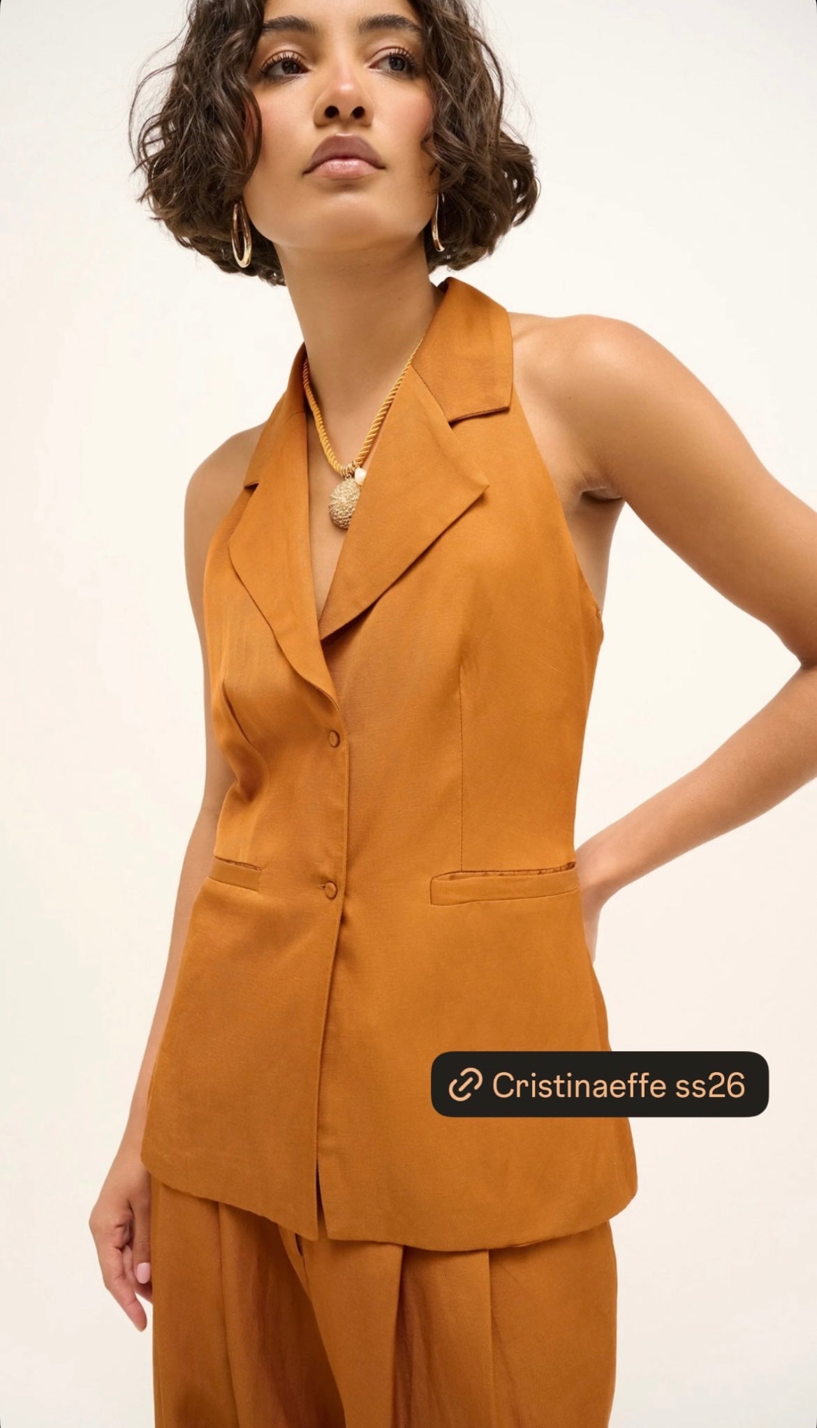 Completo color coccio con gilet  scollato intrecciato e pantalone palazzo con pinces