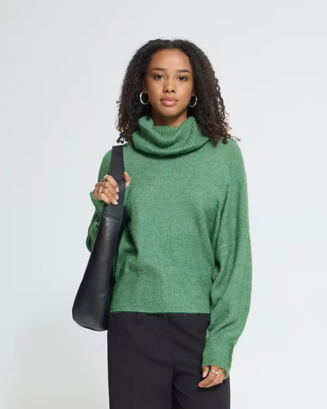 Maglione verde oversize collo alto e bottoni sui polsini