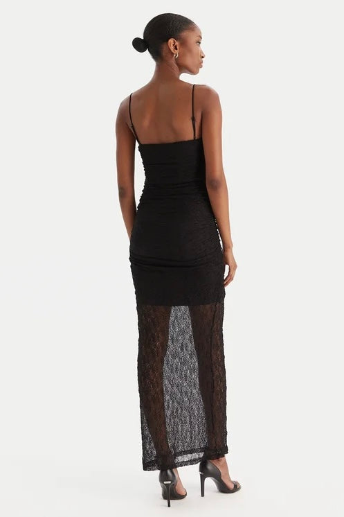 Abito nero drappeggiato in pizzo