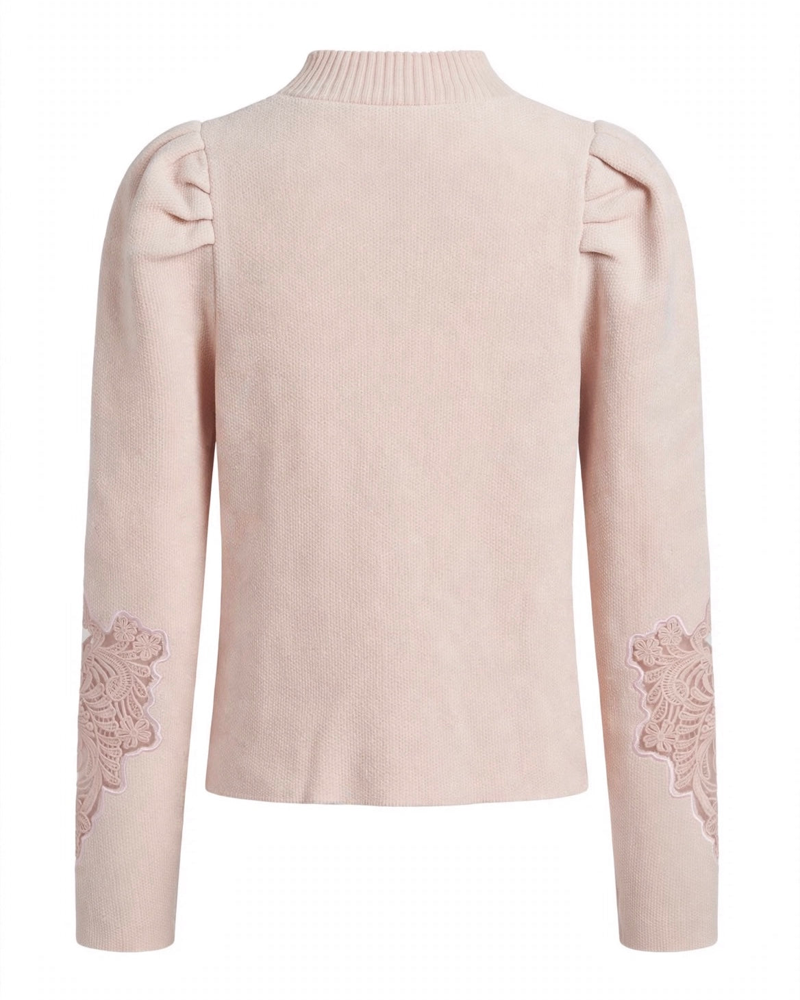 Maglione rosa con arricciatura sulle spalle e ricamo sulla manica