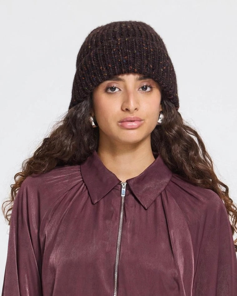 Cappellino moro in lana con risvolto