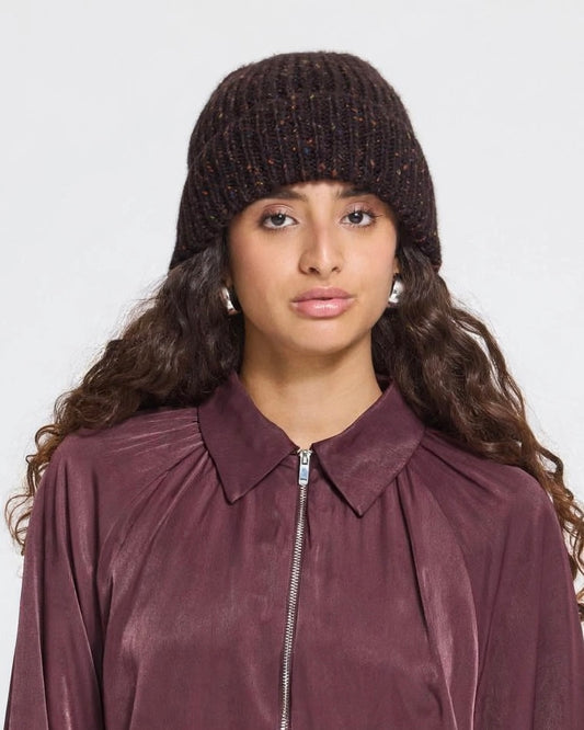 Cappellino moro in lana con risvolto