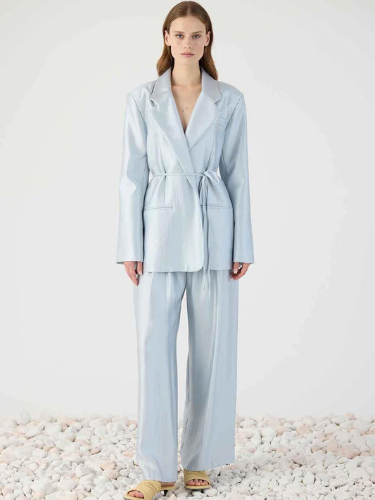 Tailleur giacca over celeste con cinturino in vita e pantalone a palazzo