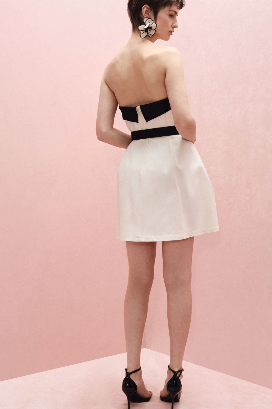 Abito corto colorblock con scollatura dritta e cintura