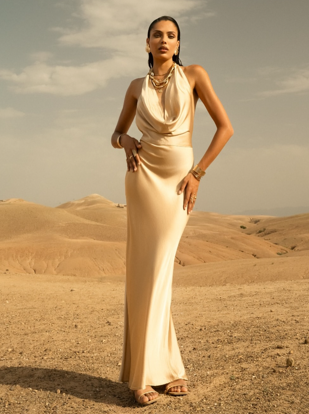 Abito effetto satin con schiena scoperta