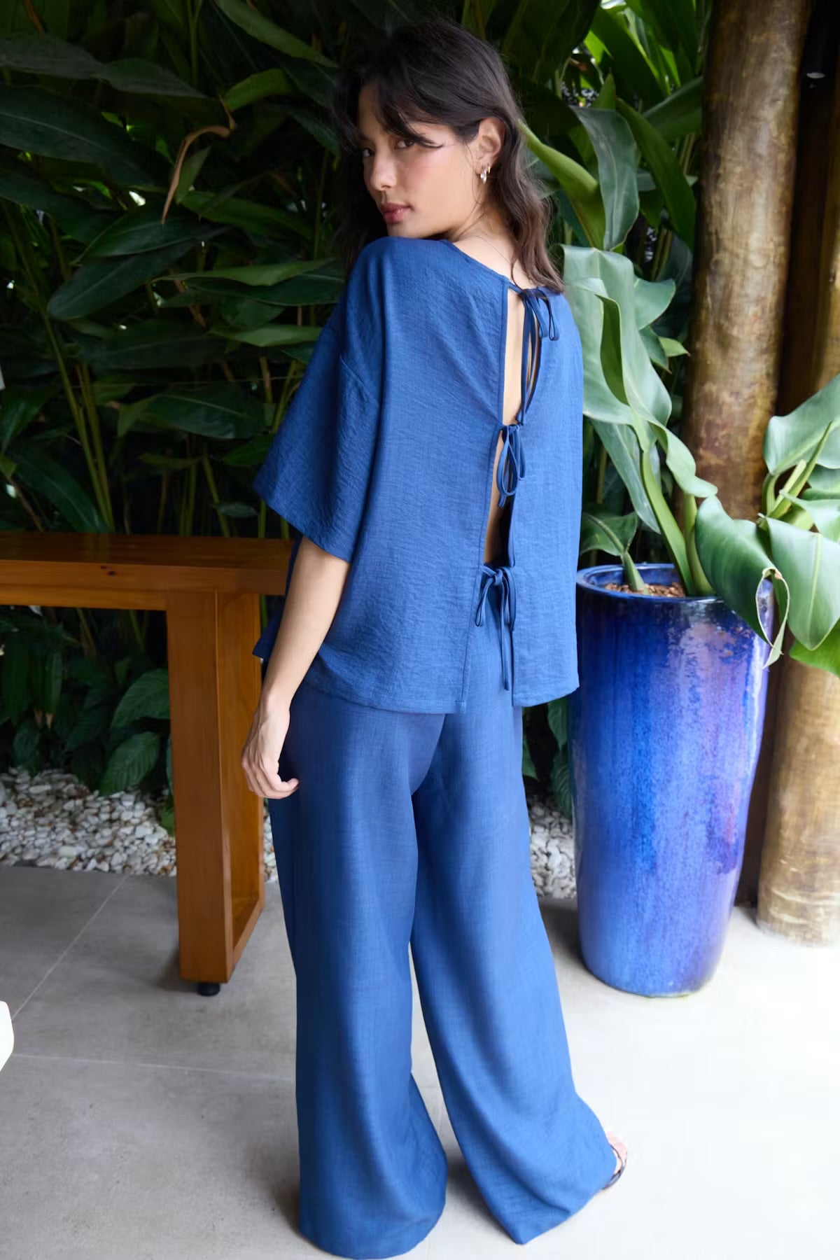 Maglia blu in cotone con chiusura dietro