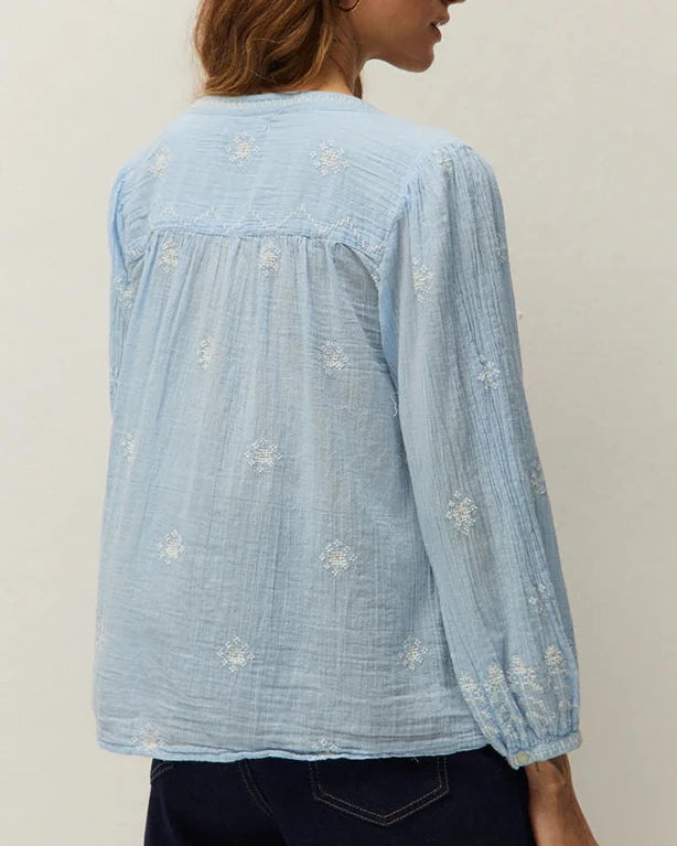 Camicia in cotone celeste manica lunga con ricami sulla parte davanti