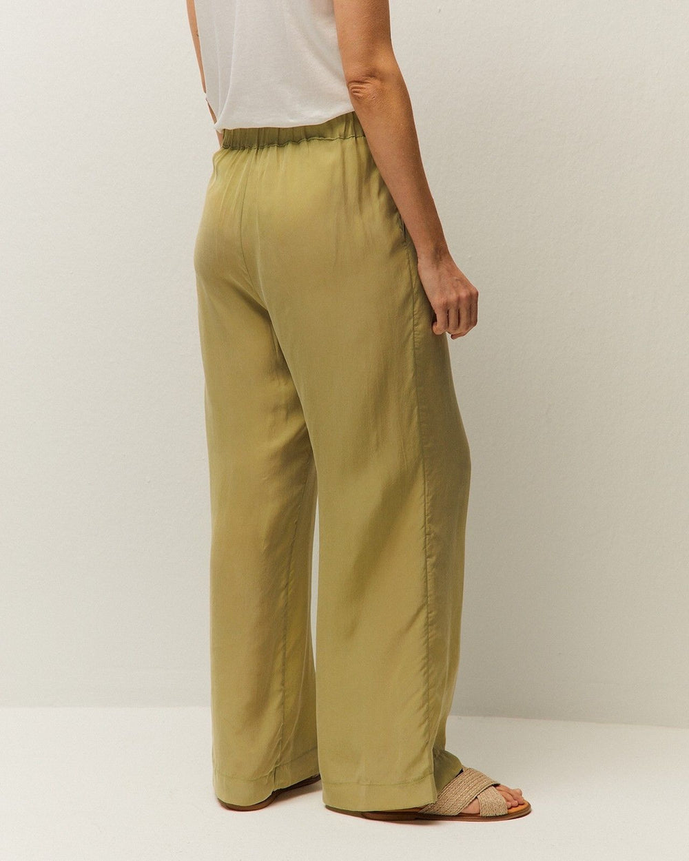 Tailleur verde in cupro fluido con giacca e pantalone