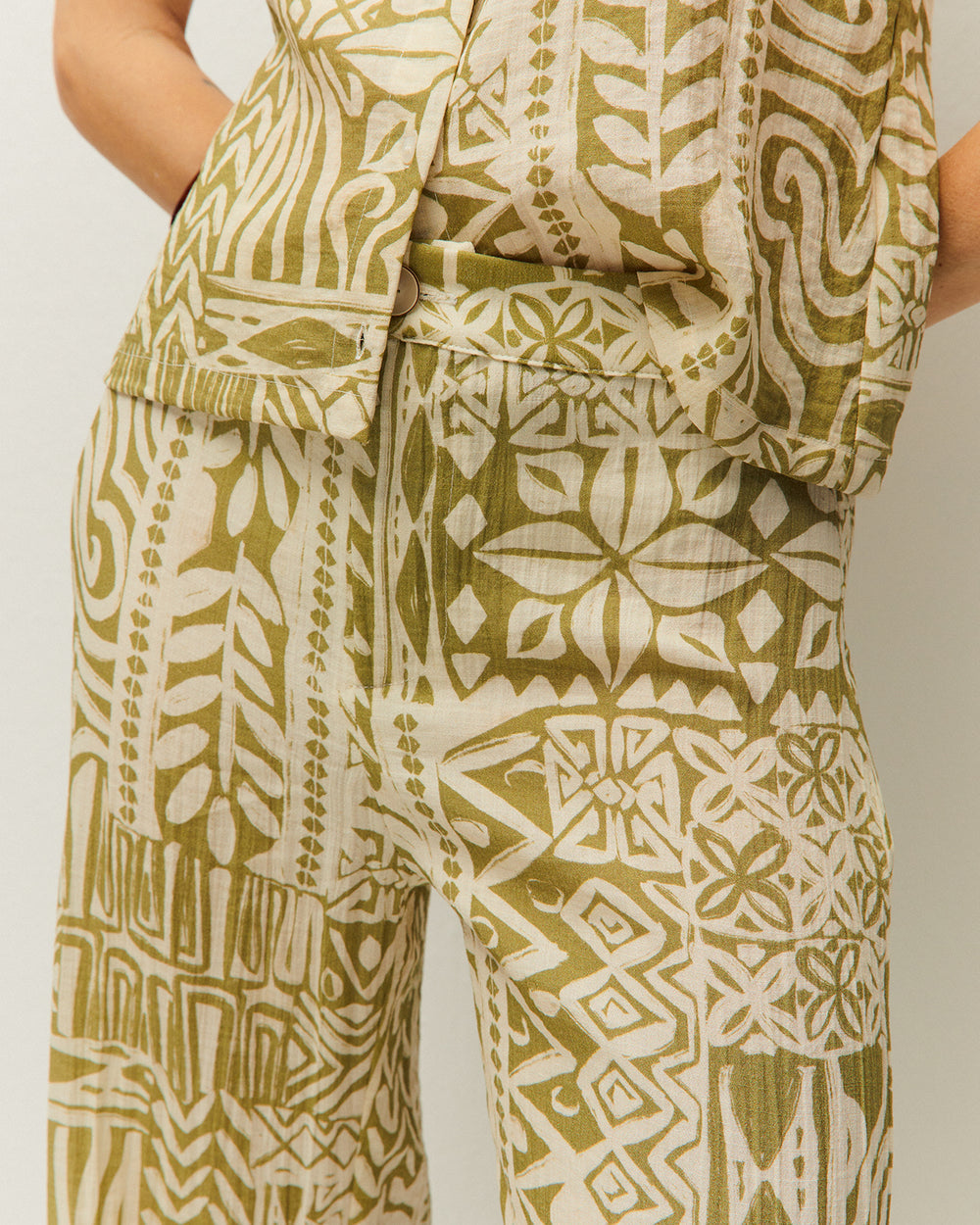 Completo stampa verde etnica con camicia smanicata e pantalone