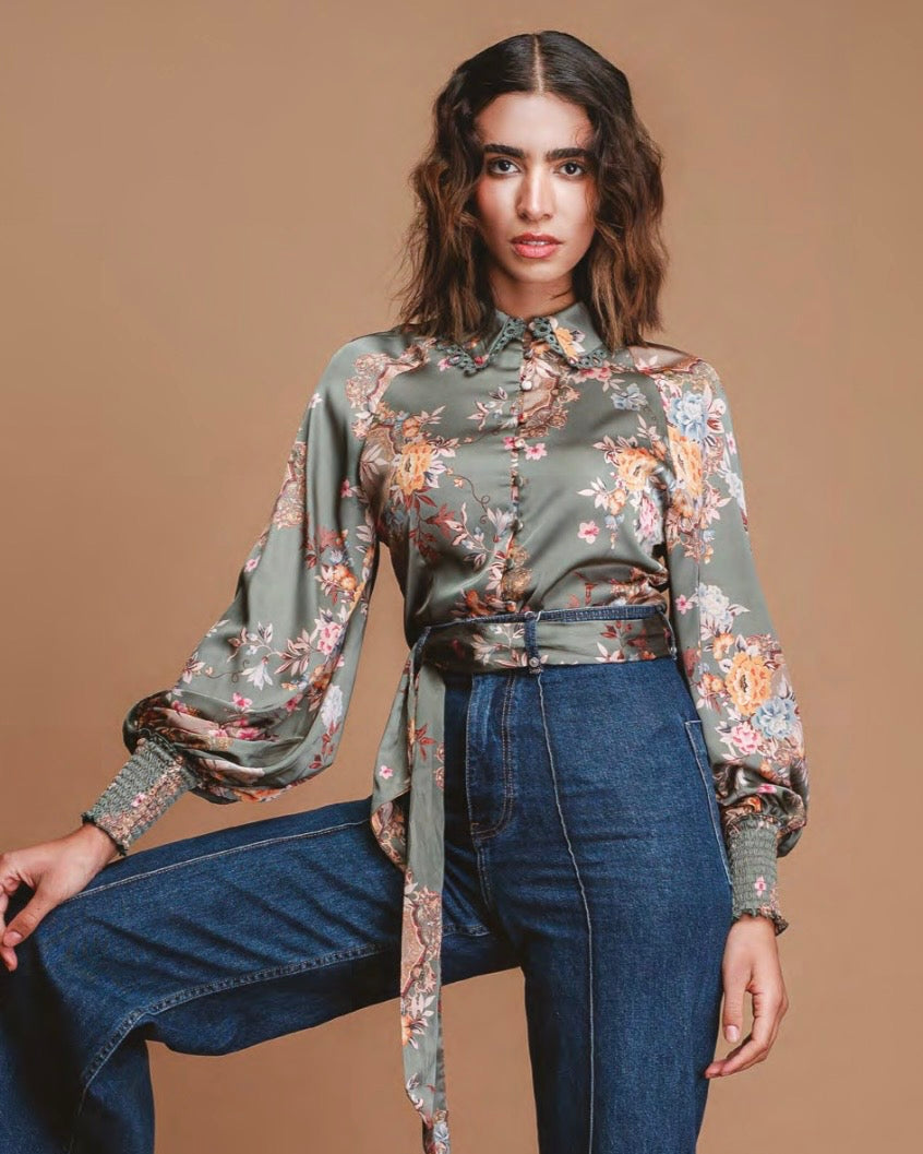 Camicia fantasia manica lunga con arricciature sui polsini