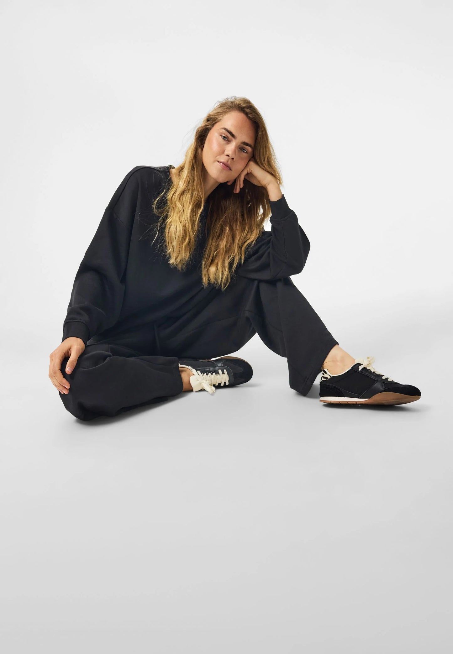Completo sportivo nero felpa e pantalone con elastico in vita