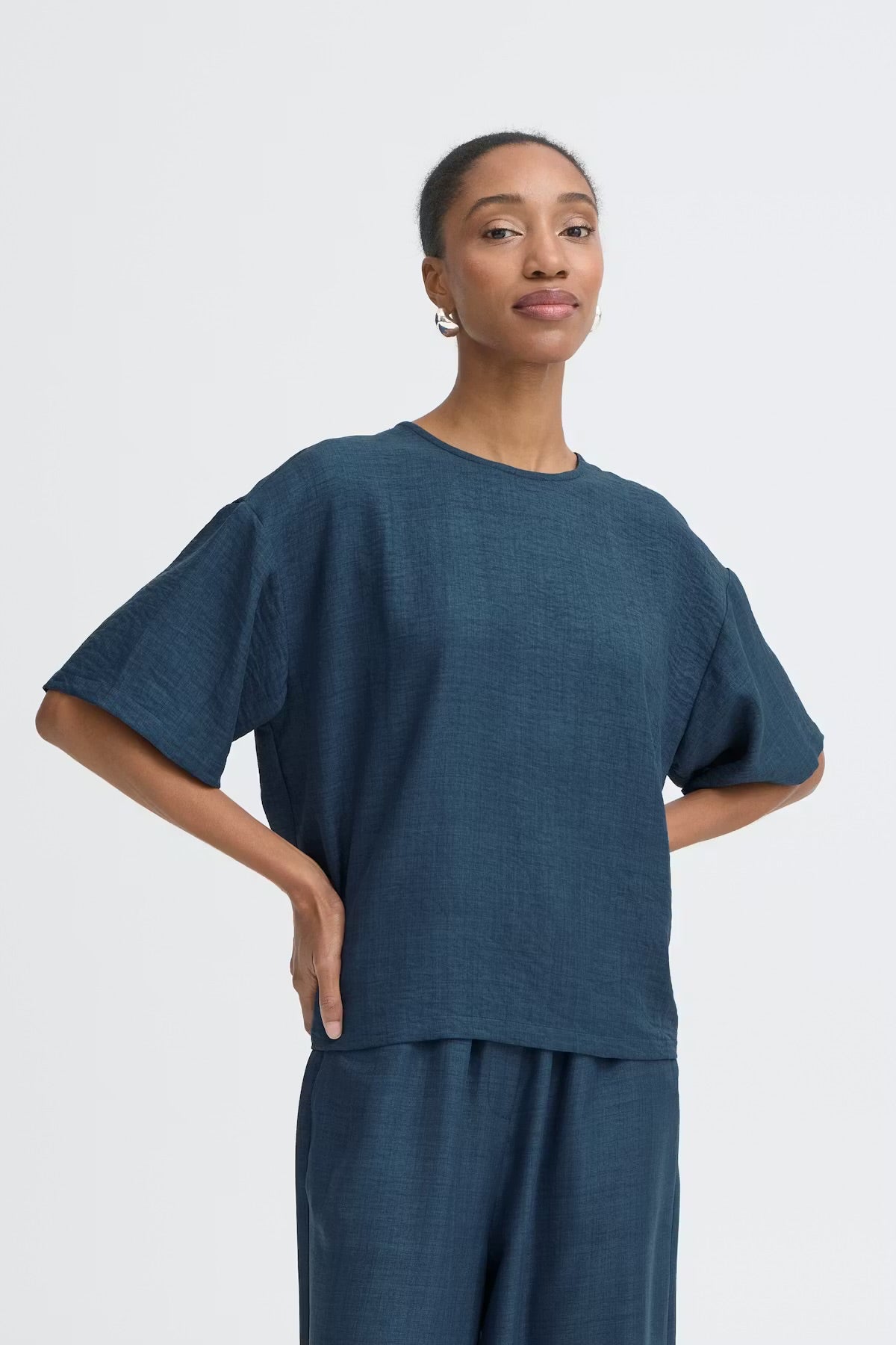 Maglia blu in cotone con chiusura dietro