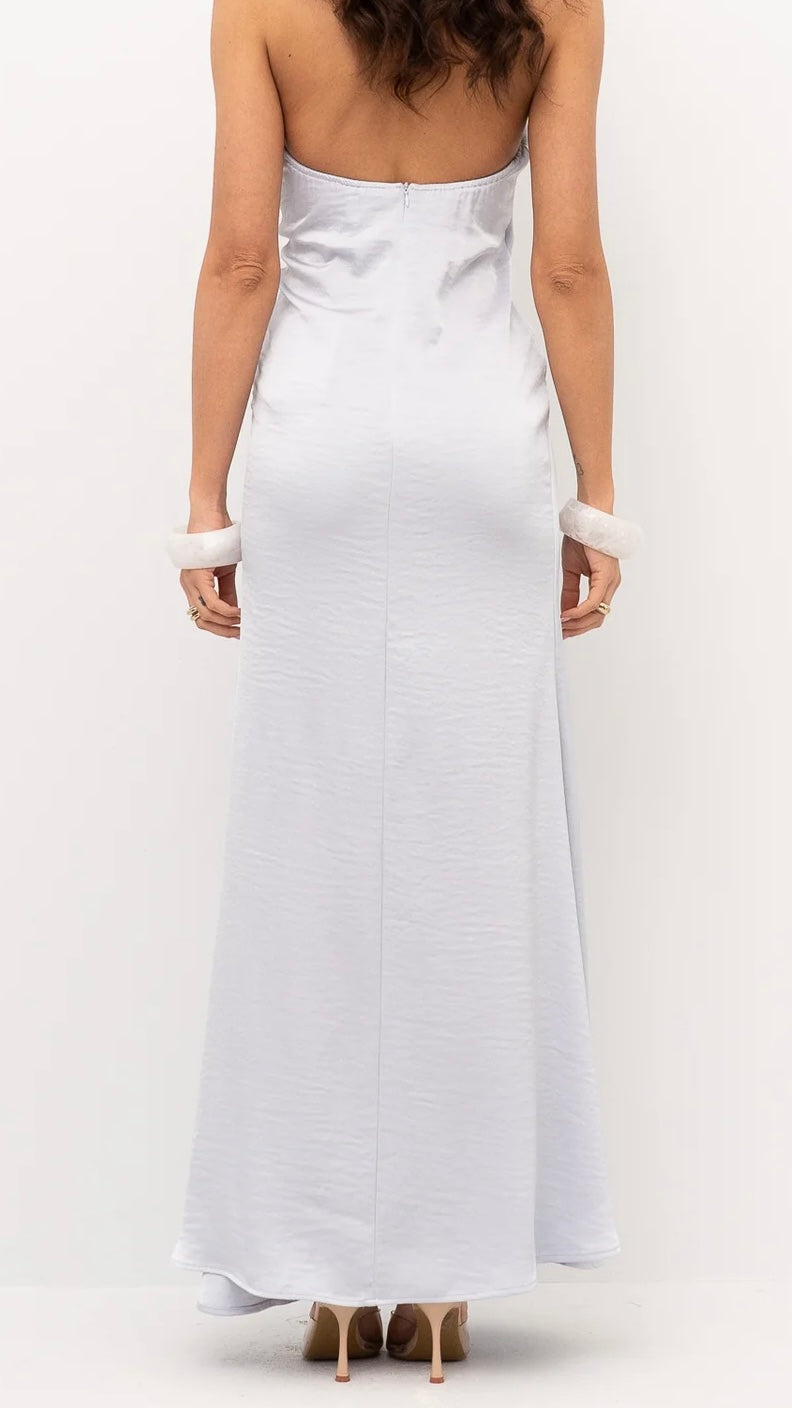 Abito smanicato lungo in satin celeste