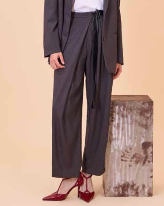 Pantalone grigio a palazzo con cinturina ecopelle a contrasto