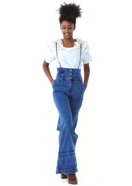 Salopette in jeans con ricami in macramè sull’orlo
