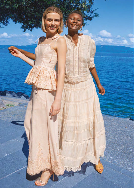 Completo rosa con ricami in pizzo sull'orlo con top smanicato e pantalone a vita alta