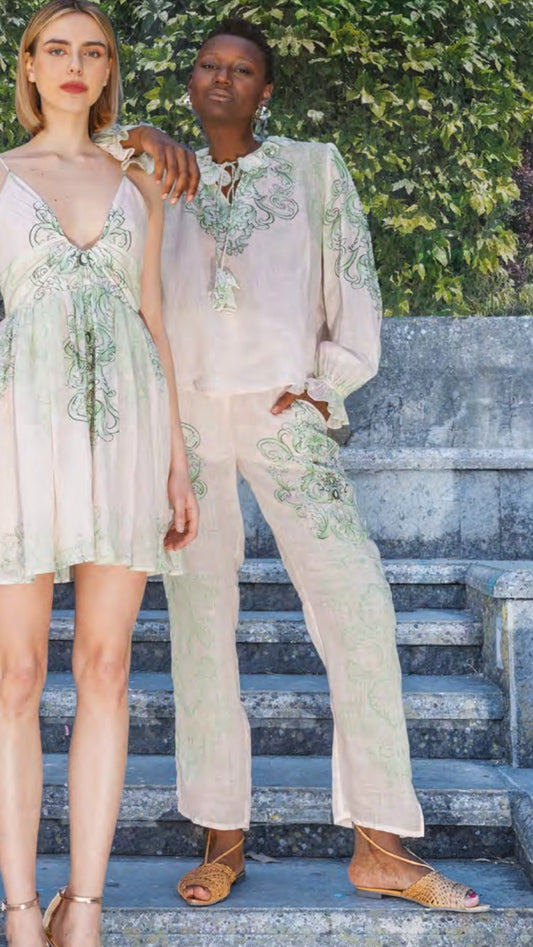 Completo con blusa a fantasia con volant e pantalone