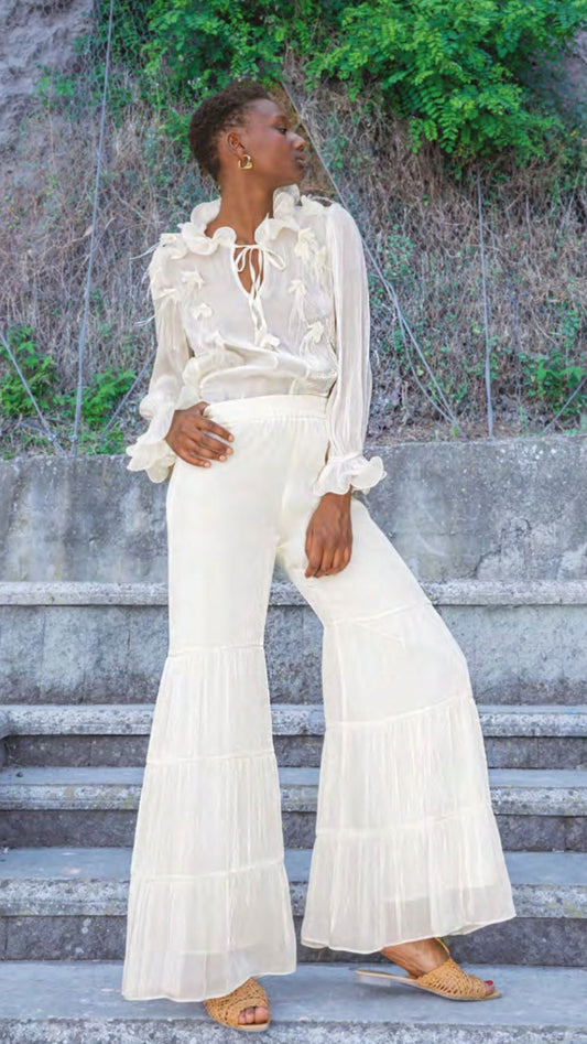 Completo panna con pantalone palazzo morbido con elastico in vita e camicia con applicazioni