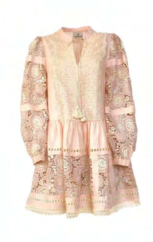 Abito rosa in lino con ricami in macramè
