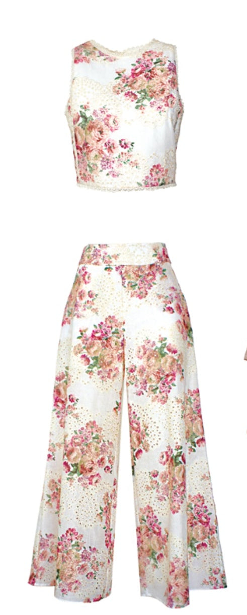 Completo bianco floreale e ricami in macramè con top smanicato e pantalone palazzo