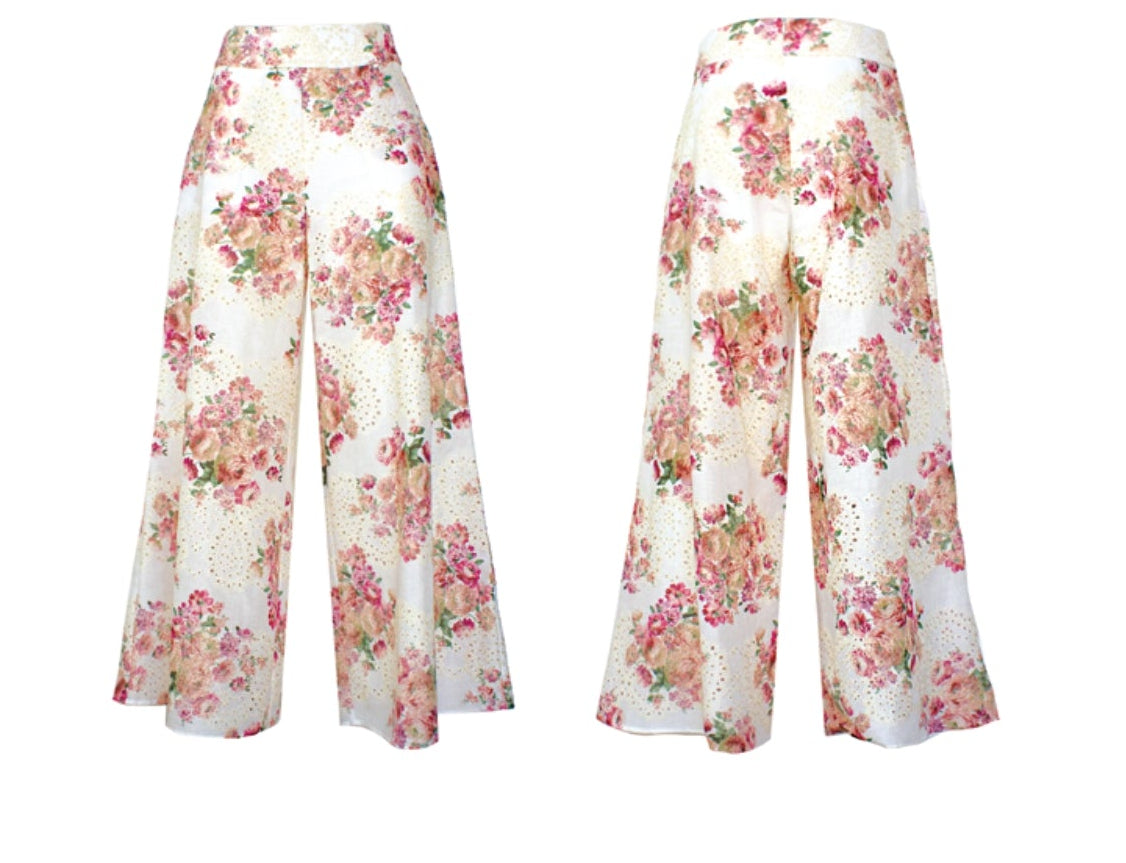 Completo bianco floreale e ricami in macramè con top smanicato e pantalone palazzo