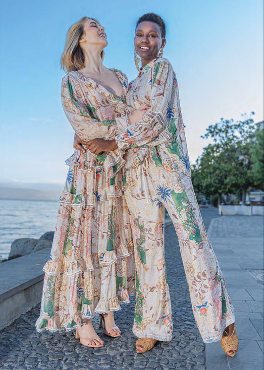 Completo a fantasia floreale e ricami sull'orlo con camicia e pantalone
