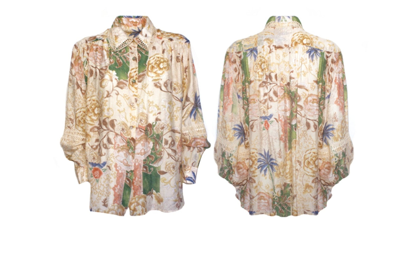 Completo a fantasia floreale e ricami sull'orlo con camicia e pantalone
