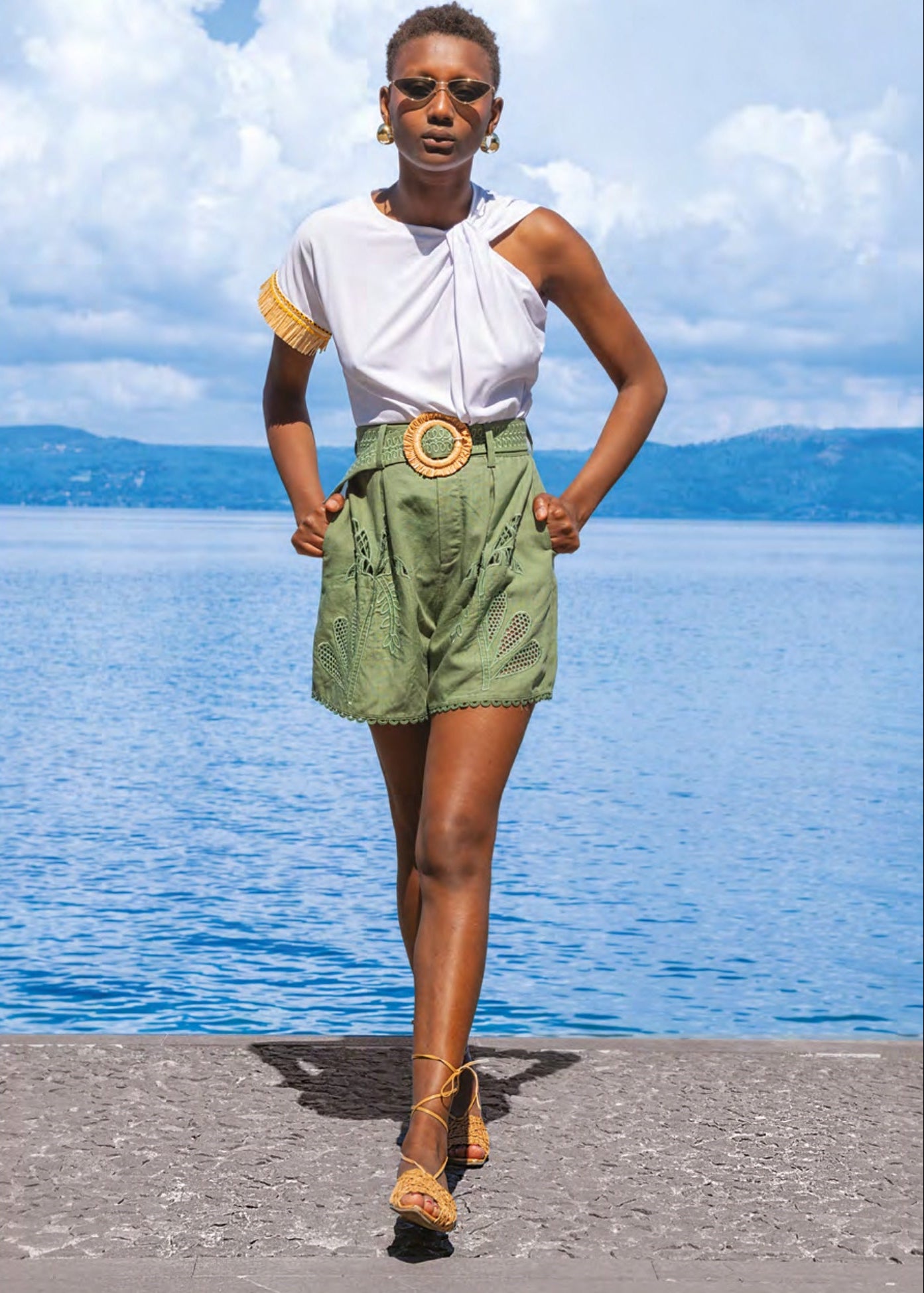 Pantaloncino verde con ricami in macramè e cintura con dettaglio in raffia