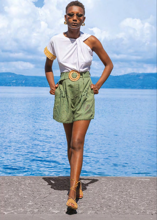 Pantaloncino verde con ricami in macramè e cintura con dettaglio in raffia