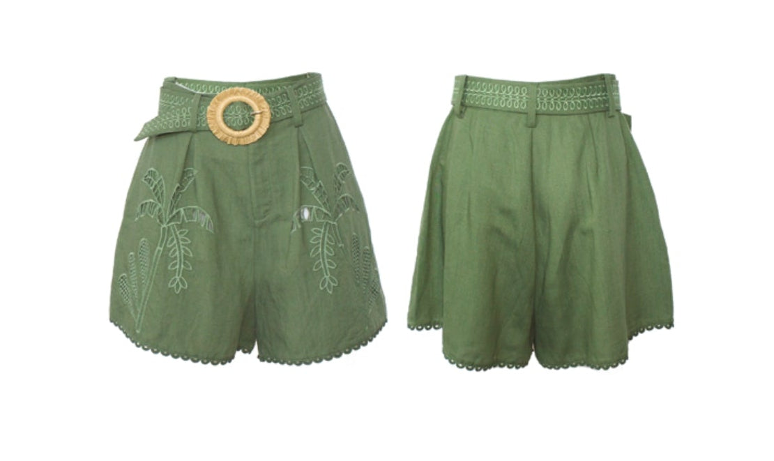 Pantaloncino verde con ricami in macramè e cintura con dettaglio in raffia