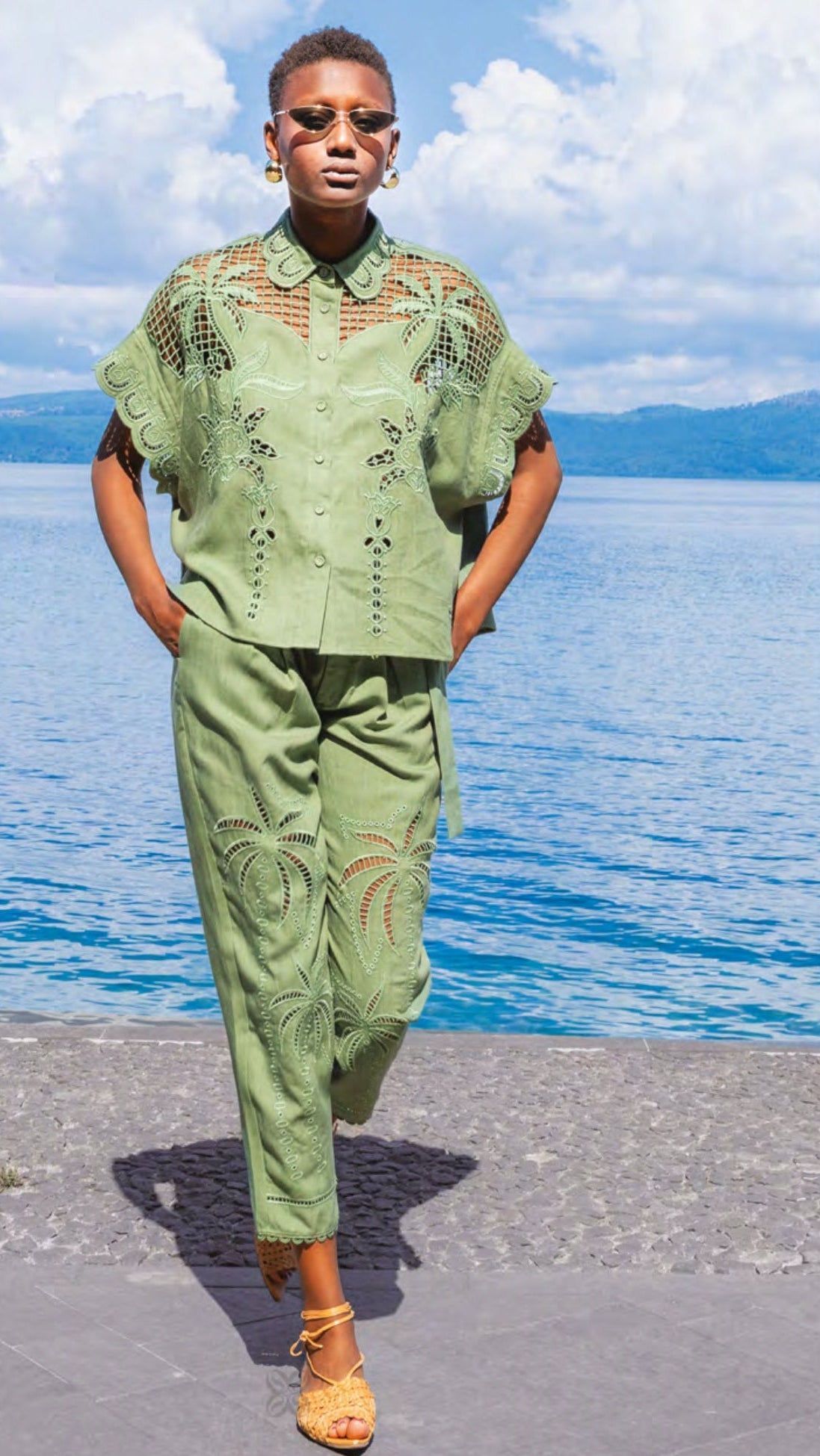Pantalone verde con ricami in macramè e fusciacca in vita