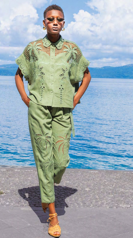 Pantalone verde con ricami in macramè e fusciacca in vita