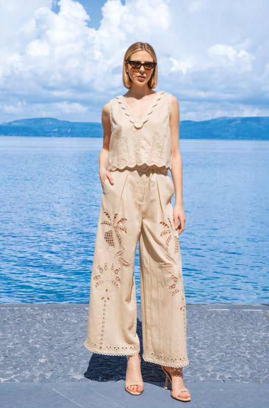 Completo écru in lino con ricami in macramè con top smanicato e pantalone