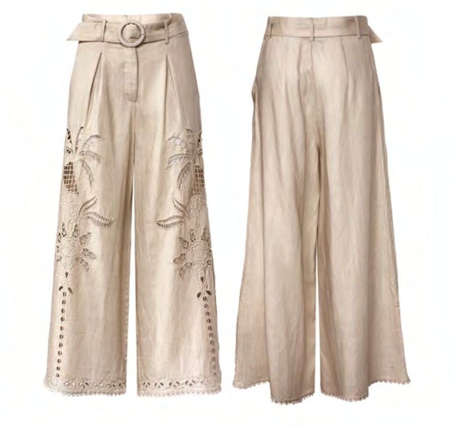 Completo écru in lino con ricami in macramè con top smanicato e pantalone