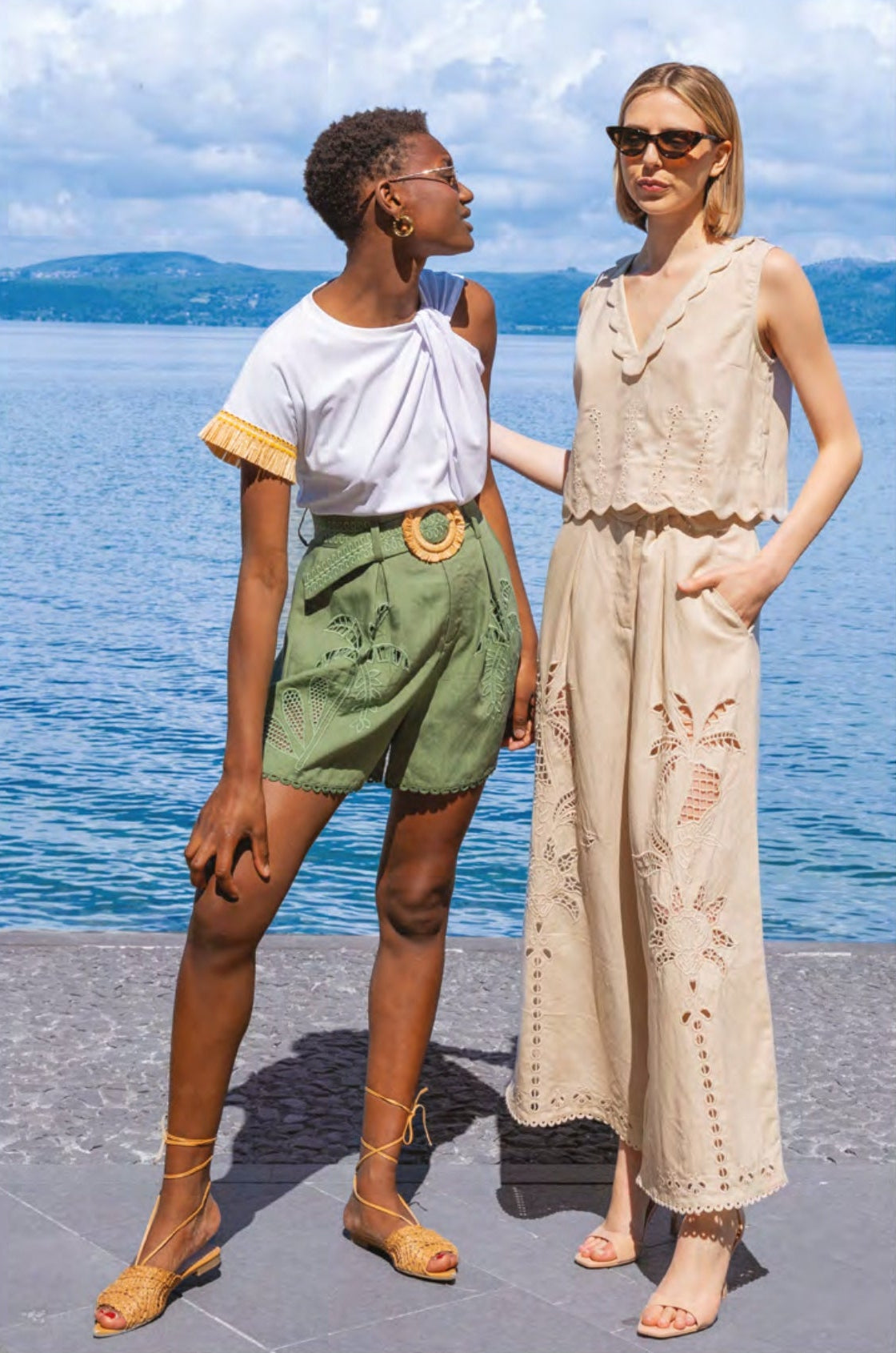 Pantaloncino verde con ricami in macramè e cintura con dettaglio in raffia