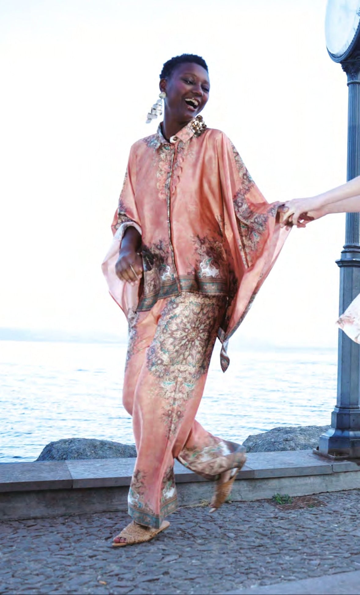 Completo arancio a fantasia floreale con camicia asimmetrica e pantalone palazzo con elastico in vita