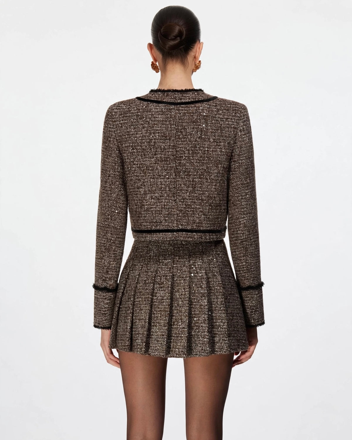 Completo moro in tweed giacca corta con taschini e bottoni in velluto e gonna corta a pieghe