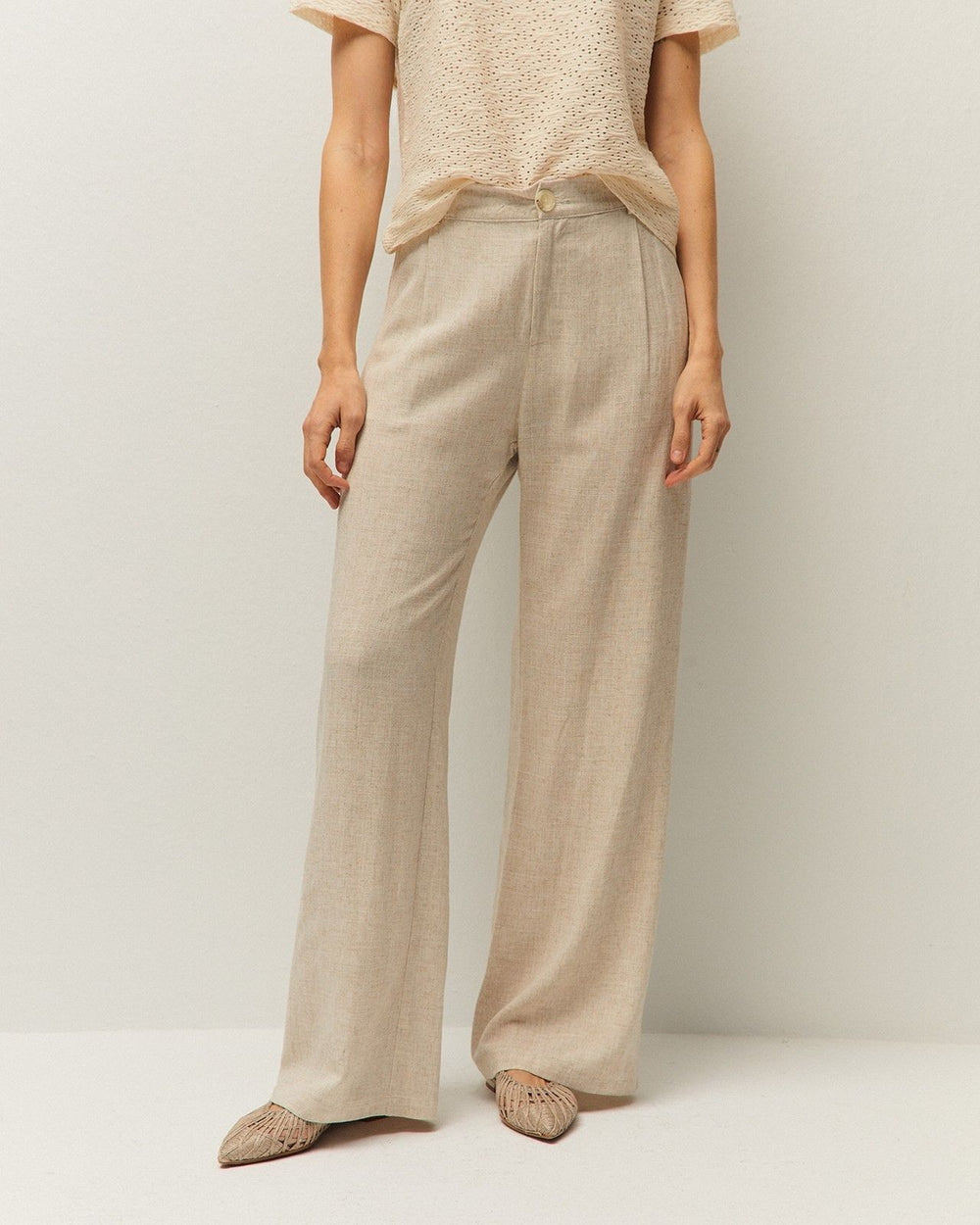 Tailleur beige in lino con giacca fluida e pantalone dritto