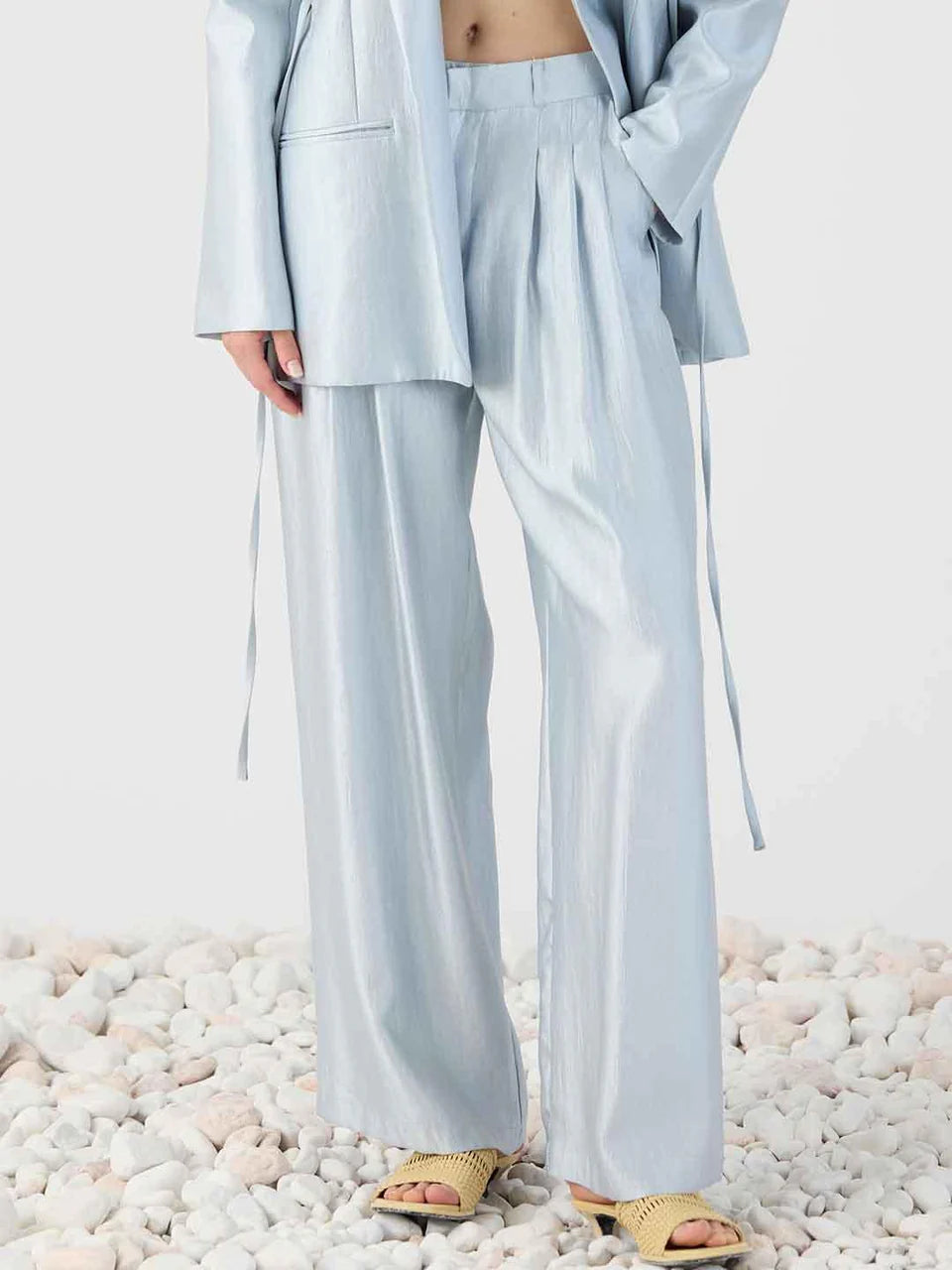 Tailleur giacca over celeste con cinturino in vita e pantalone a palazzo
