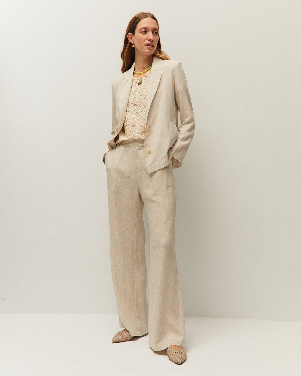 Tailleur beige in lino con giacca fluida e pantalone dritto