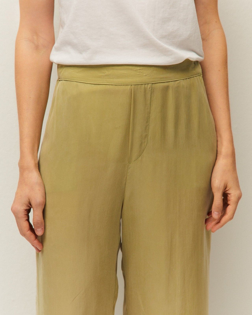 Tailleur verde in cupro fluido con giacca e pantalone