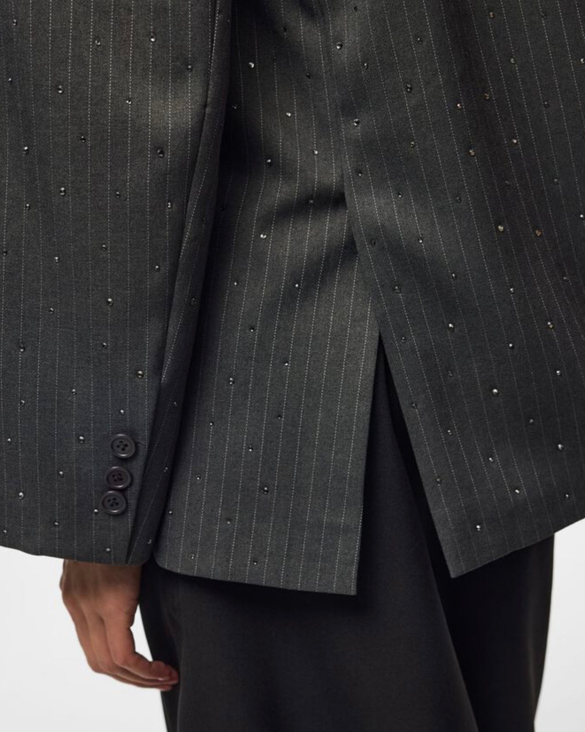 Tailleur grey dettagli strass giacca monopetto e pantalone palazzo  con elastico in vita