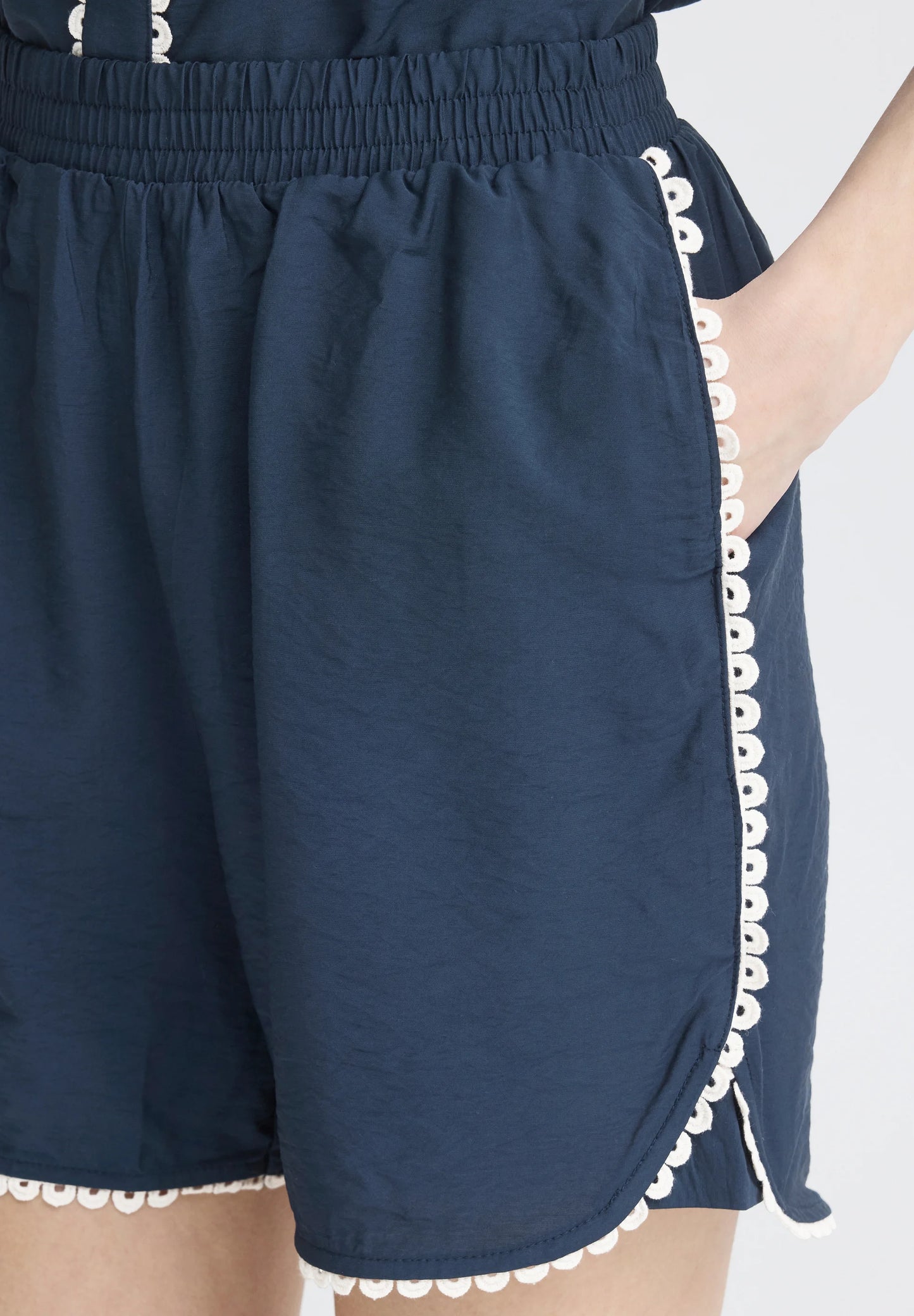 Completo blu in cotone camicia e pantaloncino con ricamo panna