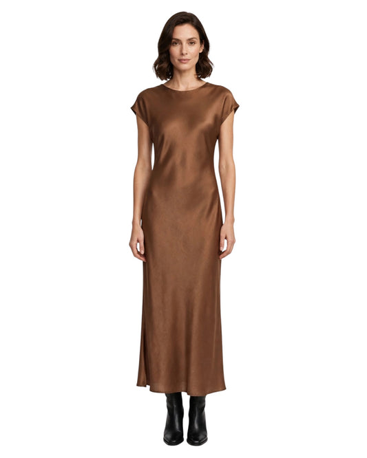 Sleeveless long tobacco dress with V-neckline at the back, satin effect